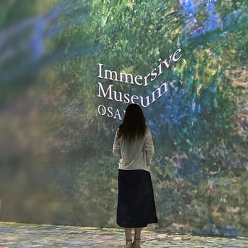 話題の没入体験型ミュージアムと、図書館内のレトロモダンなとっておきのカフェへ。