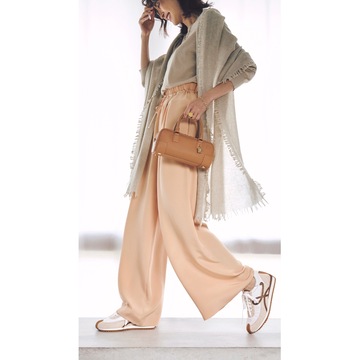 軽やかだけど秋らしいベージュ×ライトピンクの配色が、スニーカースタイルのこなれ感をアップ！最低気温15℃｜10/21(月)【50代の毎日コーデ】