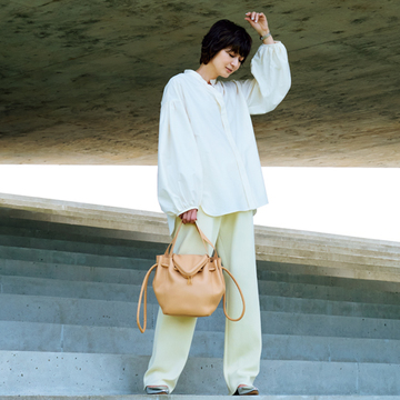 リラクシーな「ニットパンツ」はトップスや靴でほどよい女らしさを【富岡佳子のトレンドパンツコーデ】