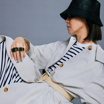 存在感あるボーダーワンピースには、インパクト大なブラックジェイドのジュエリーを