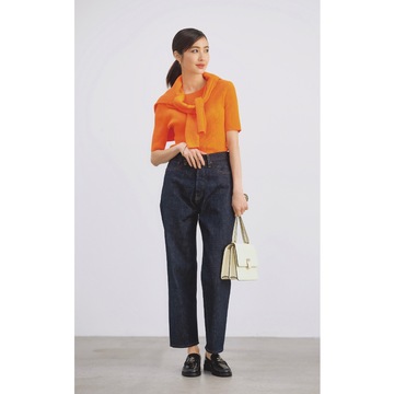 フレッシュなオレンジニットは、濃色デニムで端正に着こなす。気温23℃｜4/30(火)【50代の毎日コーデ】