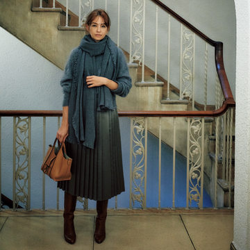 ロングブーツ×クールな太幅プリーツスカートのベストバランスコーデ【この秋、端正なスカート】