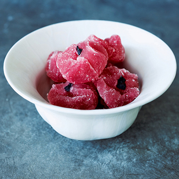 地元では贈答に人気　菓子の館 とね「梅干」