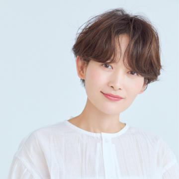 ミニマルなデザインの大人ショートで、モードな印象もボリュームアップも！【50代髪型・ヘアスタイル】