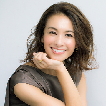 透明感も、ハリも、みずみずしさも、ツヤも。クラランス「ダブル セーラム EX」が頼もしい味方。【アラフィーの幸せ肌は名品美容液で叶える】