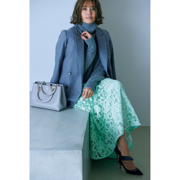 フェミニンなレーススカートの品格はジャケットで引き上げる。気温14℃｜3/20(月)【50代の毎日コーデ】