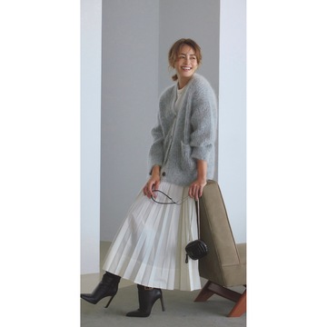 オーバーサイズのカーディガンはプリーツスカートでエレガントさをプラス。気温12℃｜12/7(木)【50代の毎日コーデ】