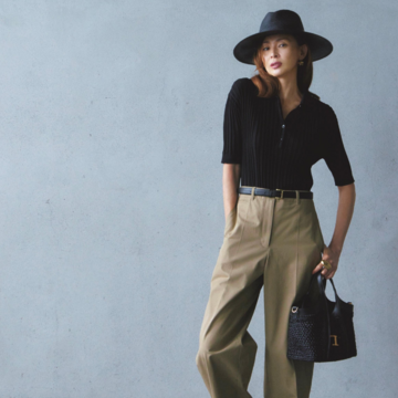 定番チノパンにハンサムな黒アイテムを組み合わせて、カジュアルスタイルをリッチに格上げ。最低気温24℃｜8/31(日)【50代の毎日コーデ】