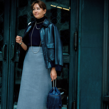 旬のトラペーズスカートはレザージャケット合わせでメンズライクに【この秋、端正なスカート】