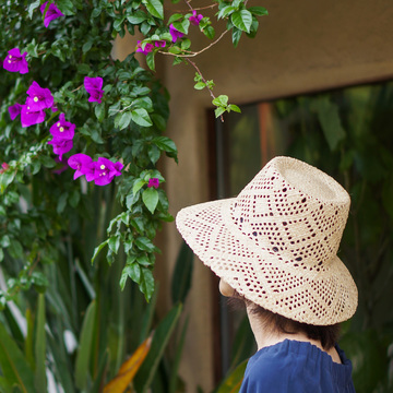 顔のラインを美しく魅せるラフィアハット