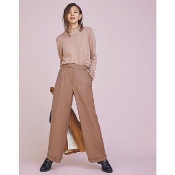 穏やかなベージュのワントーンコーデに厚底ローファーでモードなアクセントを盛る。気温19℃｜11/4(土)【50代の毎日コーデ】