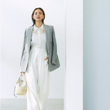ライトグレー×白の爽やかモノトーン配色でマニッシュなジャケットコーデを軽快に仕上げる。気温29℃｜7/3(木)【50代の毎日コーデ】