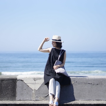 効かせる黒とGUのシルバーサンダル