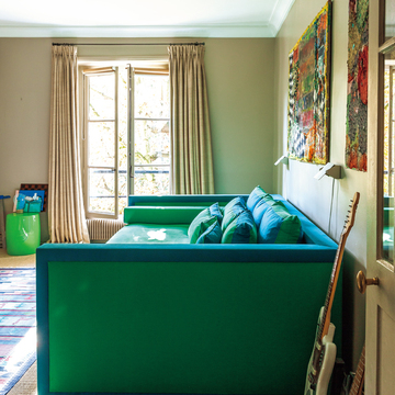 【パリクリエイターたちのインテリア】寝室は北欧アンティークと共に