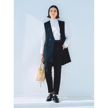 正装感とトレンドを両立するジレとパンツのセットアップで品格あるおしゃれを楽しむ。気温21℃｜5/13(月)【50代の毎日コーデ】