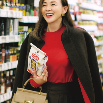 赤ニットのスパイス効果で着回し力の高いダークカラーコートの印象をリフレッシュ！最低気温2℃｜2/4(水)【40代・50代の毎日コーデ】