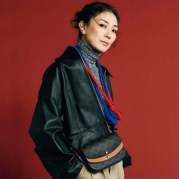 【セリーヌの秋冬ニットコーデ】レザージャケットとも好相性「ニットアクセサリー」で個性を発揮