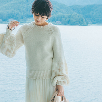 「クロエ」の柔らかニットで女性らしい優しげな雰囲気に【2021秋冬最新ニット】