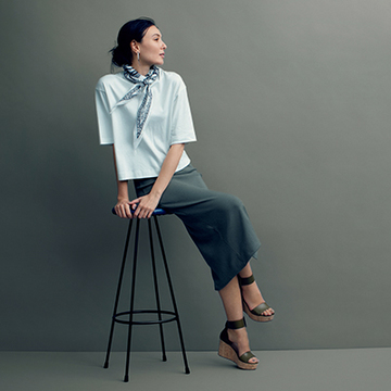 色数の少ないスカーフを巻いてシックになじませて【村山佳世子・大人のTシャツ“きれいめ合わせ”】