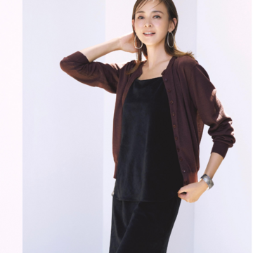 秋の定番から黒×ブラウンで週末のリラックスコーデをリッチに格上げ。気温26℃｜10/5(日)【50代の毎日コーデ】