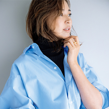 タートルネックとパンツの色をあわせて引き締め効果アップ！