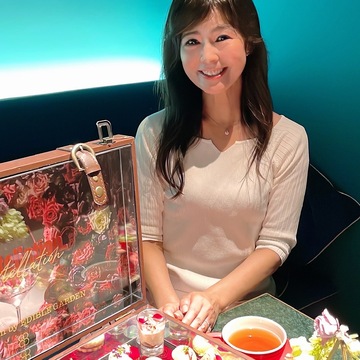 トランクを開けたら薔薇がいっぱい！隠れ家的スイーツ&バーの素敵ローズアフタヌーンティー