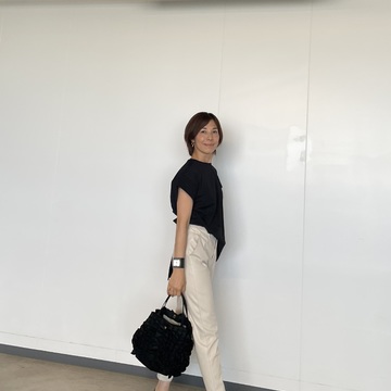 使えるエクリュカラーのフェイクレザーパンツ