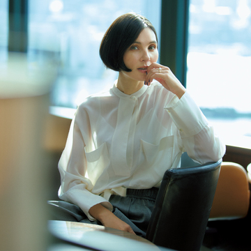 メンズライクな透けブラウスの華やかさには、知性が漂う【印象派トップスとパンツ】