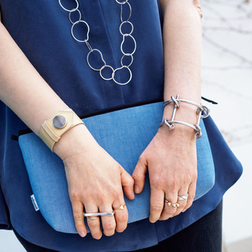 【海外おしゃれマダムのジュエリーコーデ】指輪の複数コーデが絶妙!　パリ、ミラノ、NYのおしゃれマダムの手もとスナップ