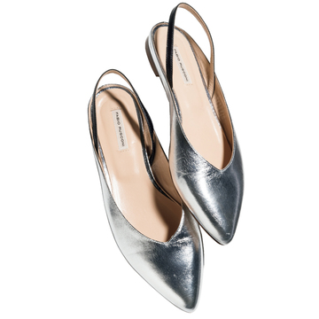 無難な着こなしがしゃれて見え、どの色にも合う「銀の靴」【アラフィーの初夏の足もと】