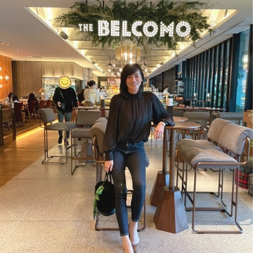 ブラックプリーツブラウスで華やかさをプラスして