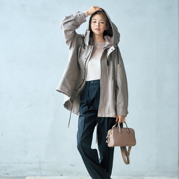 ハイウエストで脚長効果も！「オーラリー」の黒パンツでカジュアルコーデ【この秋、優美な黒パンツ】