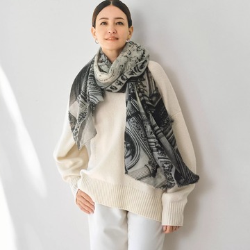 アーティスティックなモノクロ写真をプリント「Faliero Sarti」のウールカシミヤストール