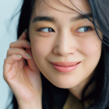 “四角眉”でモード感をひとさじ！【ベージュ服×メイクテクニック】