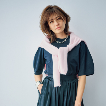 “控えめパフスリーブTシャツ”は、ロングスカートにもしっくり【気の利いたTシャツの着こなし】