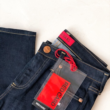 すっきり見えスタイル、REDCARDのデニム