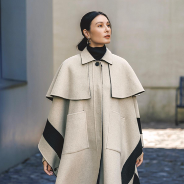 配色デザインのポンチョコートをはおってエレガントな佇まいを演出。最低気温3℃｜1/6(火)【50代の毎日コーデ】