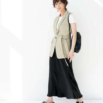 富岡佳子さんが着こなす、洗練された日常名品「rag & bone」リネン混ジレ、「Shaina Mote」バイアススカート