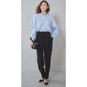 オーバーサイズのストライプシャツは美シルエットなテーパードパンツですっきり着こなす。気温24℃｜4/21(月)【50代の毎日コーデ】