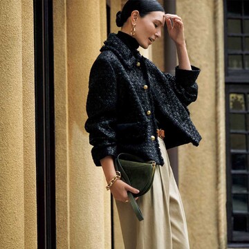 華リュクスな装いに欠かせない「ツイードジャケット」。大人が選ぶなら表情豊かな“黒”を