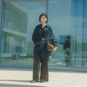 ネイビー×ブラウンの品格カラーの組み合わせが、ルーズシルエットの装いも優雅に導く。気温23℃｜10/11(土)【50代の毎日コーデ】