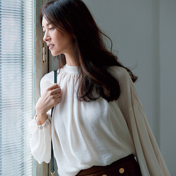 クラス感と女っぽさをオン！　“フェミニンベルベット”【秋のおすすめ靴】