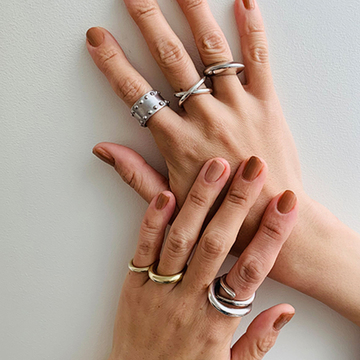 50代の手元おしゃれの正解とは？エクラ編集部員から学ぶ、色とボリュームの計算方法