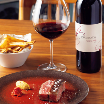 『The Burn』で、世界的に話題の“ニューヨークワイン”と人気の炭火焼料理を堪能