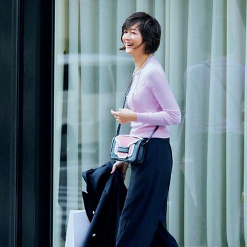 【品よく決まるネイビーの緩和力】華やかな色を優しく受け止める【富岡佳子が見せる「ネイビー」の力】