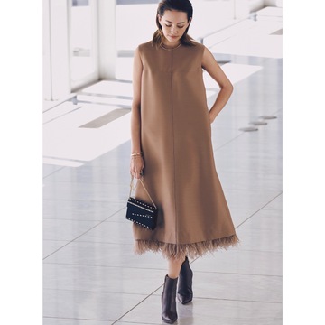 ふんわりフェザーと辛口な黒小物のメリハリで小気味よいワンピーススタイルに。気温17℃｜3/23(土)【50代の毎日コーデ】