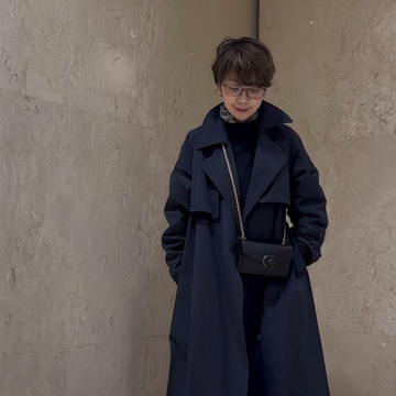 ネイビーのコートで新年初スイーツ。