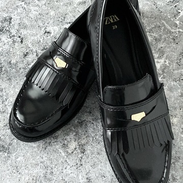 マットな質感になりがちな季節にZARAの靴でツヤをプラス