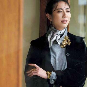 存在感のある「ミュウミュウ」のブローチで冬のコーディネートに華やぎをプラス