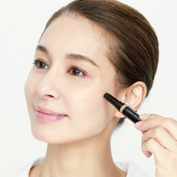 顔中のシミをカバーしたい！コンシーラーの上手な使い方とは？【大人のメイク悩みに中野明海さんが回答②】